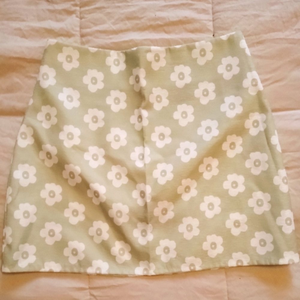 NWOT SheIn Green & White Daisy Print Skirt